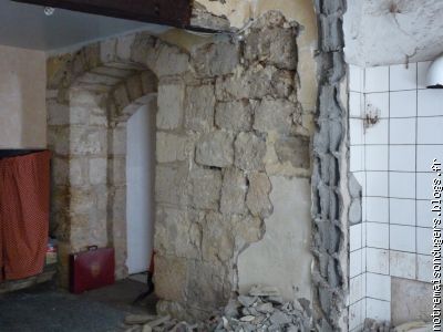 jolie mur de pierre cacher sous le platre